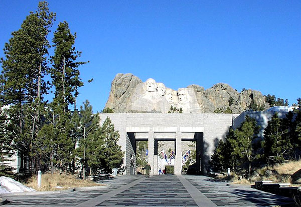 Chi phí cho việc tạc gương mặt 4 Tổng thống Mỹ vào núi Rushmore hết gần 100.000 USD (tương đương khoảng 17 triệu USD ngày nay). Năm 1991, Mỹ tiến hành dự án cải tạo 4 bức tượng tạc Tổng thống Mỹ với chi phí 40 triệu USD.
