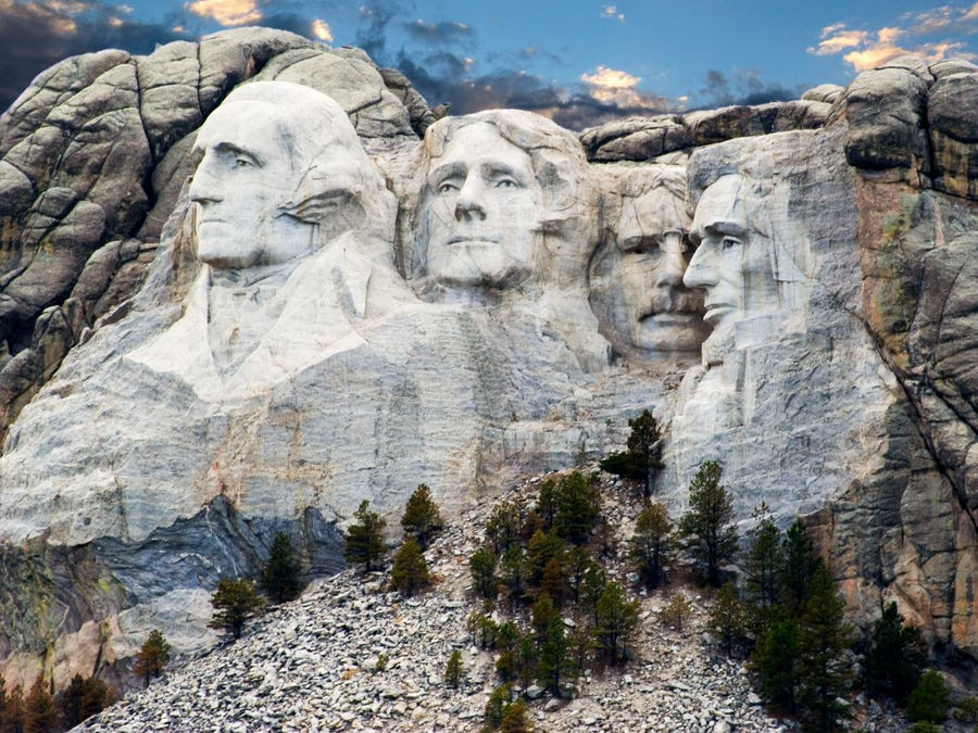 Từ trái sang phải là gương mặt 4 Tổng thống Mỹ vĩ đại: George Washington, Thomas Jefferson, Theodore Roosevelt và Abraham Lincoln. Tất cả đều hướng về phía Đông Nam.