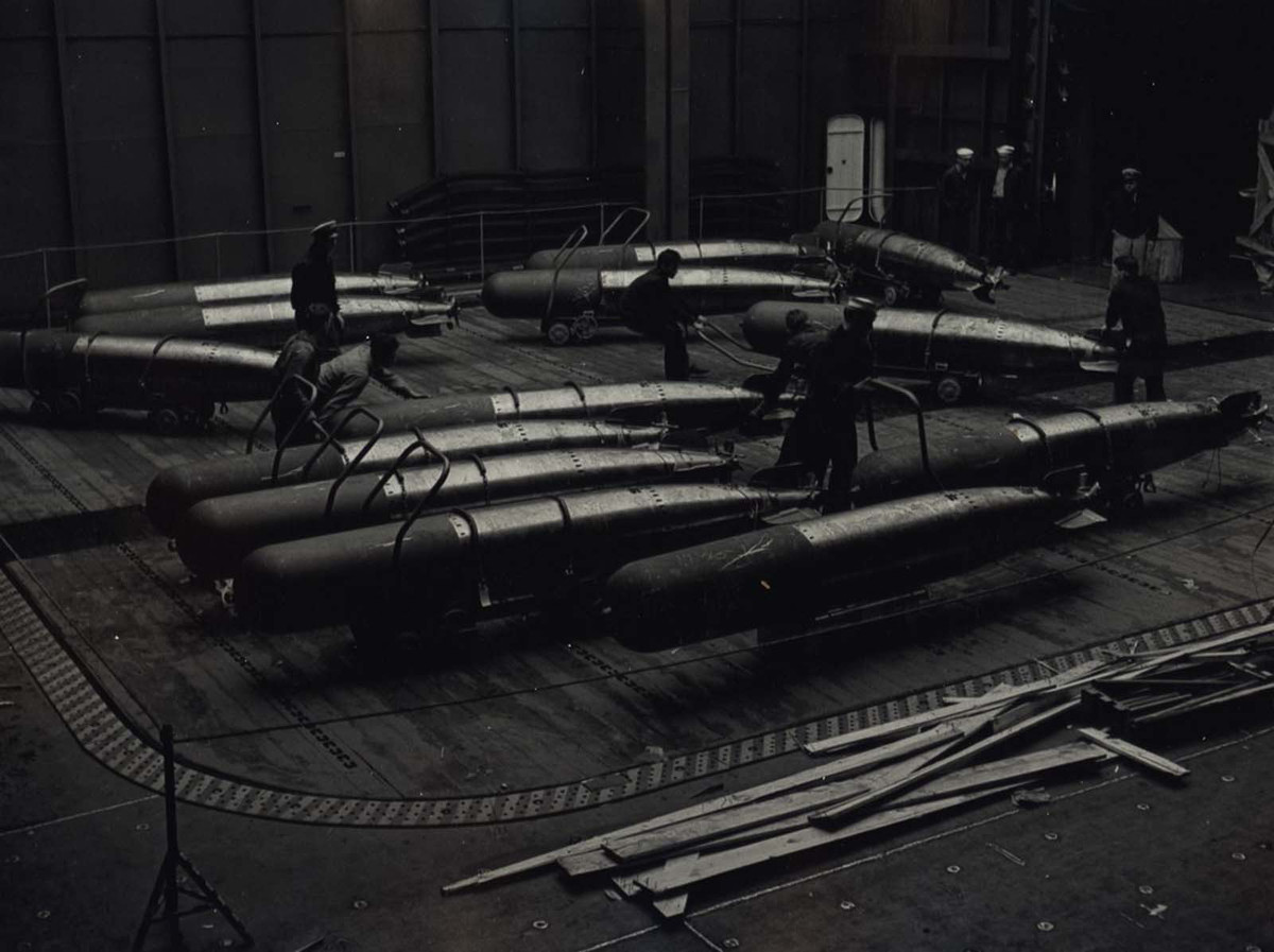 Các thủy thủ kiểm tra ngư lôi trước khi chúng được triển khai trong các nhiệm vụ đối đầu với quân phát xít.