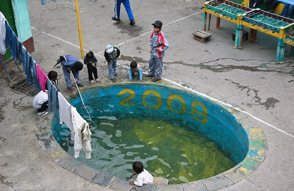 Kỳ lạ hơn, nhà tù San Pedro cho phép du khách tham quan và gặp gỡ tù nhân khét tiếng. Nhờ vậy, nhà tù kiếm được một khoản tiền lớn.