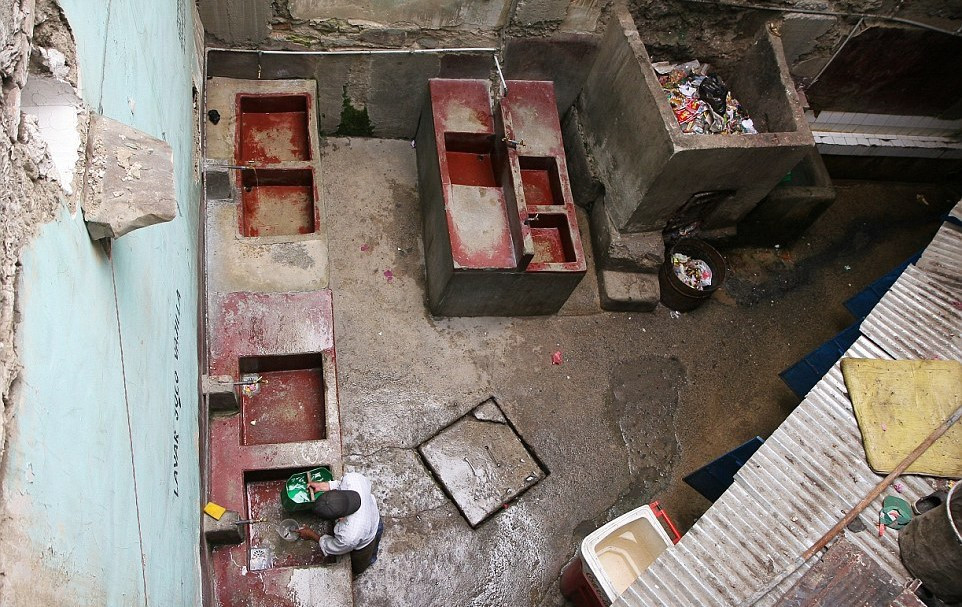 Nhà tù San Pedro có khoảng 50 nhân viên an ninh được trang bị vũ trang. Nhiệm vụ của họ là đảm bảo không cho bất cứ tù nhân nào đào tẩu.