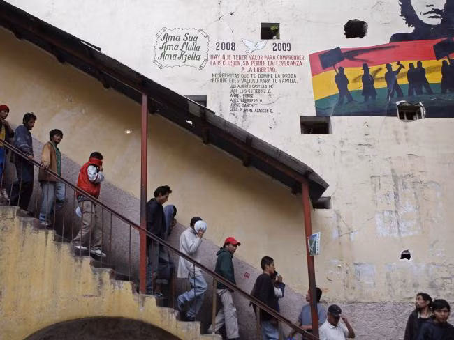 Nhân viên nhà tù San Pedro không can thiệp vào cuộc sống của tù nhân ngay cả khi xảy ra bạo loạn, phạm nhân đánh nhau dẫn đến tử vong.