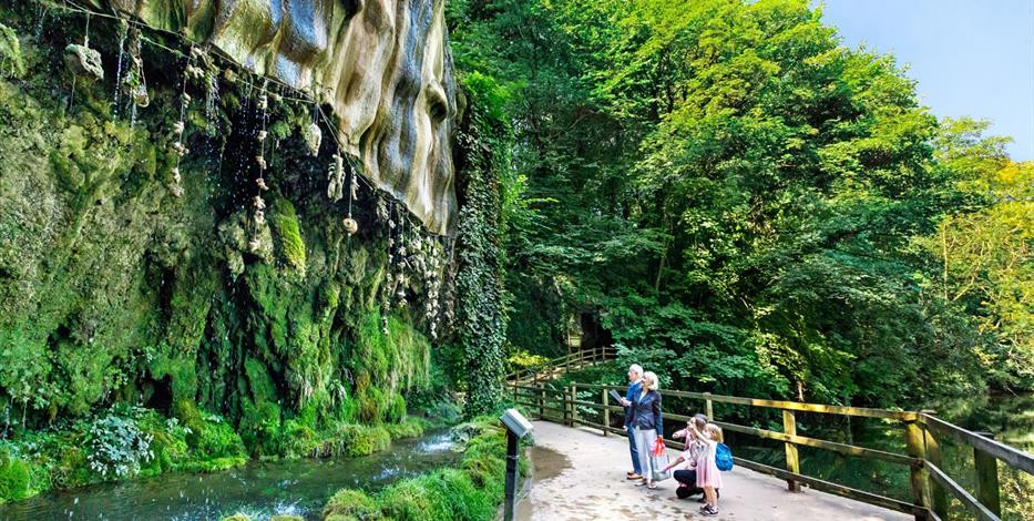 Người dân phát hiện ra hiện tượng bí ẩn này sau khi thử đặt một số vật dụng hàng ngày như đồ chơi, gấu bông, mũ... vào trong hang.