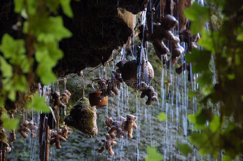 Chính vì những câu chuyện kỳ bí, khó lý giải này, người dân địa phương truyền tai nhau không nên tiếp xúc với nước trong hang đá Petrifying Well để tránh gặp chuyện không may.