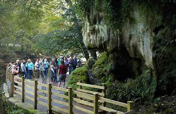Tương truyền, hang đá Petrifying Well vướng phải một "lời nguyền" của ma quỷ. Bất cứ đồ vật nào có tiếp xúc với nước trong hang đều hóa đá sau một thời gian ngắn.
