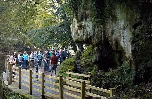 Tương truyền, hang đá Petrifying Well vướng phải một "lời nguyền" của ma quỷ. Bất cứ đồ vật nào có tiếp xúc với nước trong hang đều hóa đá sau một thời gian ngắn.