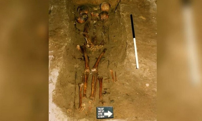 Vào năm 1997, các nhà khảo cổ phát hiện một ngôi mộ thời Trung cổ có 6 hộp sọ gần bệ một nhà thờ của giáo xứ ở Portmahomack, làng chài gần khu vực Easter Ross, Scotland.