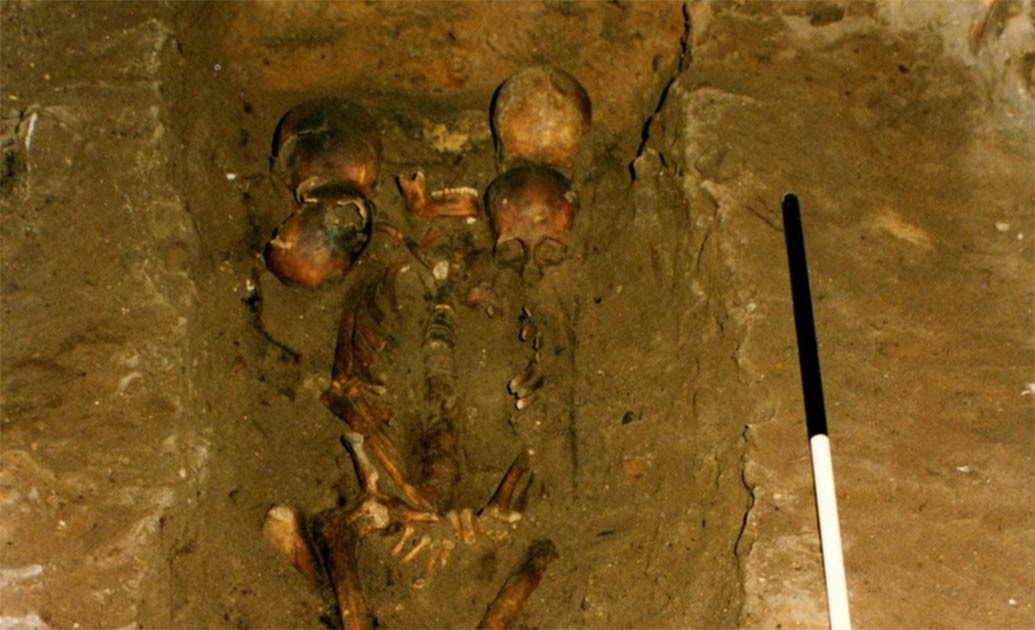 Trong số này, 3 trong số 4 hộp sọ bao quanh 2 thi hài nam giới đến từ cùng gia đình. Họ là ông, bố và mẹ của bộ hài cốt người đàn ông thứ hai. Thi hài người đàn ông thứ nhất có thể là con trai của người đàn ông thứ hai.