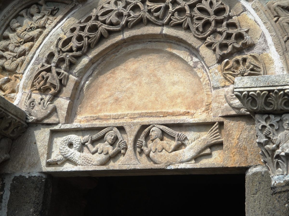 Không chỉ nằm ở vị trí đặc biệt, nhà thờ Saint-Michel d'Aiguilhe có kiến trúc độc đáo khi toàn bộ cấu trúc chính xây bằng đá.