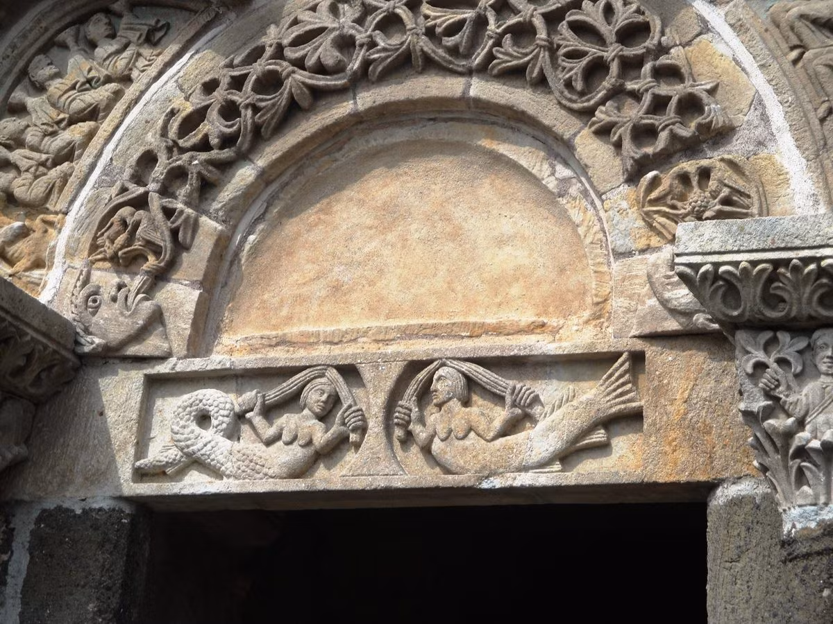 Không chỉ nằm ở vị trí đặc biệt, nhà thờ Saint-Michel d'Aiguilhe có kiến trúc độc đáo khi toàn bộ cấu trúc chính xây bằng đá.