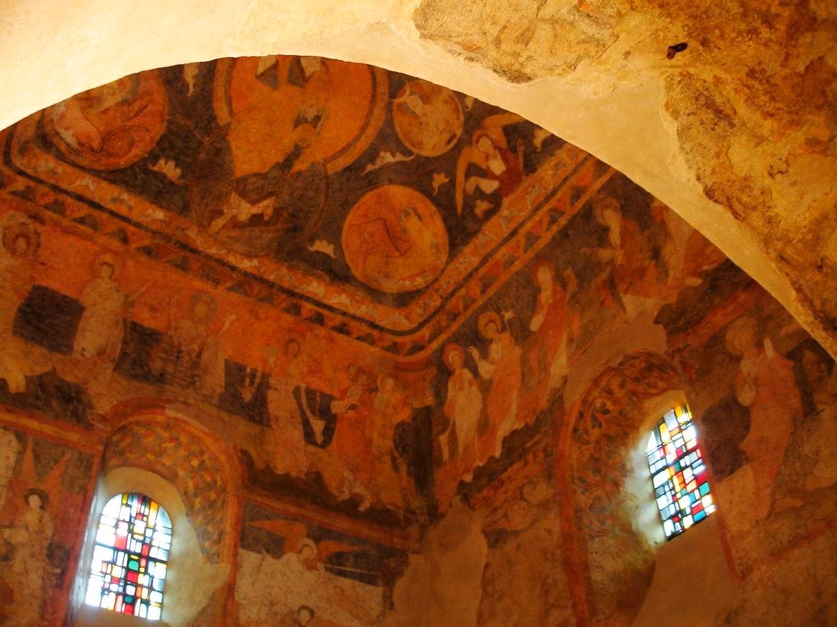 Bên trong nhà thờ có nhà nguyện, tháp chuông, phòng trưng bày...