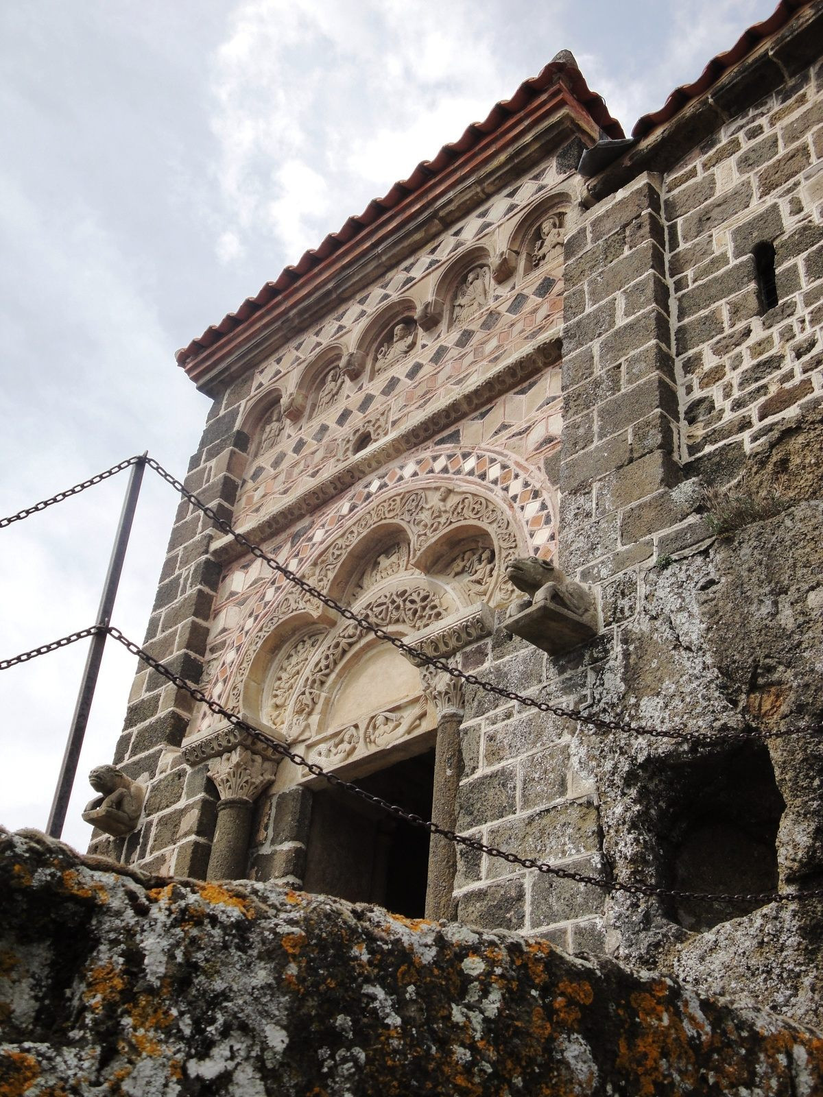 Nhờ vậy, công trình tôn giáo này vô cùng kiên cố và đứng vững giữa đất trời qua hơn 1.000 năm.