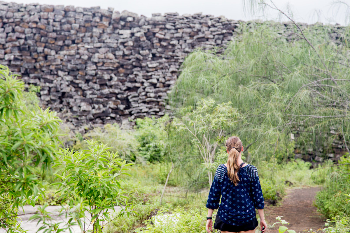 Bức tường dài gần 100m được xây bằng máu và nước mắt của lao động khổ sai trên quần đảo Galapagos tồn tại đến ngày nay. Chính vì vậy, minh chứng cho lịch sử đẫm máu này còn được gọi là "bức tường nước mắt".