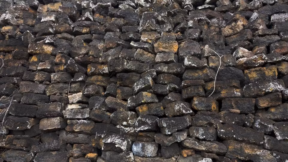 Mồ hôi, máu và nước mắt của nhiều tù nhân rơi xuống trong quá trình xây dựng bức tường đá vô nghĩa.