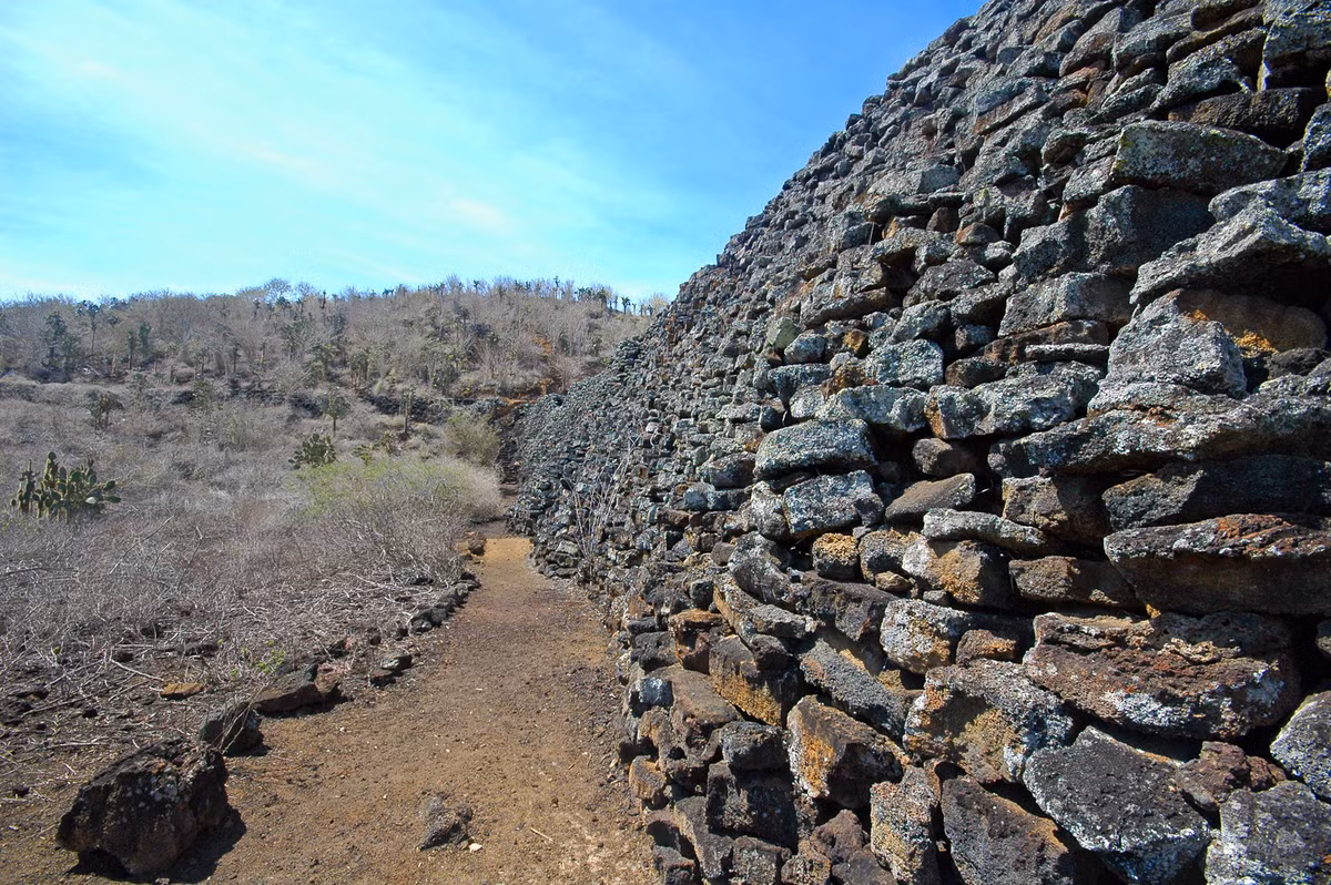 Sau khi hoàn thành, tù nhân từ đất liền được đưa lên quần đảo Galapagos và bắt lao động trong điều kiện khắc nghiệt. Một số tù nhân vùng lên đấu tranh nhưng đều thất bại. Nhiều tù nhân bị giết hại trong các cuộc nổi dậy.