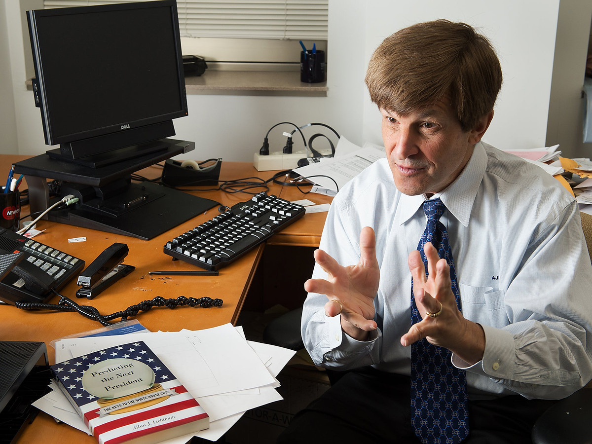 13 tiêu chí mà giáo sư Lichtman đưa ra để "tiên đoán" ứng viên nào sẽ trở thành tân Tổng thống Mỹ gồm: Uy tín thu được giữa nhiệm kỳ; Không tranh cử trong quá trình đề cử; Tổng thống đương nhiệm muốn tái cử; Không có đảng phái thứ ba chen ngang vào cuộc bầu cử; Nền kinh tế mạnh trong ngắn hạn; Nền kinh tế mạnh trong dài hạn; Thay đổi chính sách lớn; Tai tiếng; Thành công trong đối ngoại/quân sự; Thất bại trong đối ngoại/quân sự; Không có bất ổn xã hội; Sức hút của tổng thống; Uy tín của đối thủ.