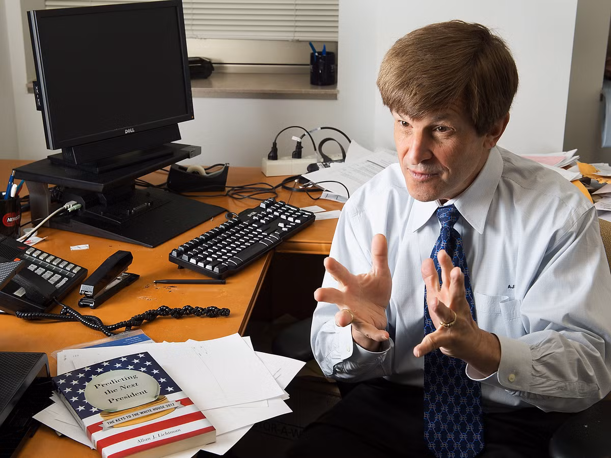 13 tiêu chí mà giáo sư Lichtman đưa ra để "tiên đoán" ứng viên nào sẽ trở thành tân Tổng thống Mỹ gồm: Uy tín thu được giữa nhiệm kỳ; Không tranh cử trong quá trình đề cử; Tổng thống đương nhiệm muốn tái cử; Không có đảng phái thứ ba chen ngang vào cuộc bầu cử; Nền kinh tế mạnh trong ngắn hạn; Nền kinh tế mạnh trong dài hạn; Thay đổi chính sách lớn; Tai tiếng; Thành công trong đối ngoại/quân sự; Thất bại trong đối ngoại/quân sự; Không có bất ổn xã hội; Sức hút của tổng thống; Uy tín của đối thủ.