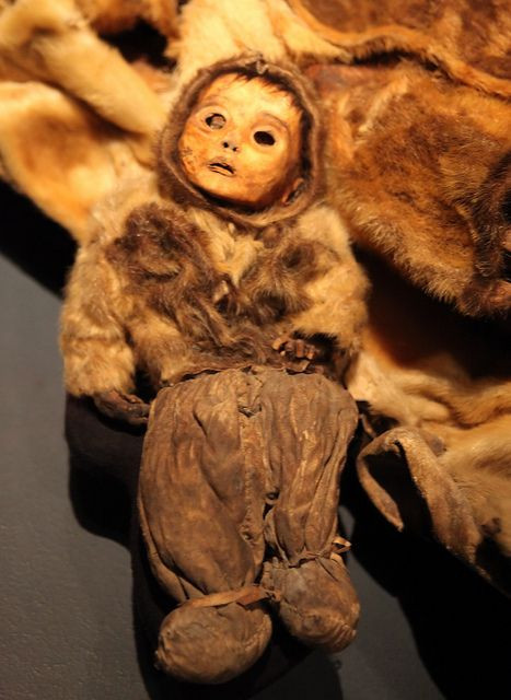 5 xác ướp còn lại là con cái của 3 người phụ nữ trên. Trong số này có 3 xác ướp phụ nữ qua đời khi khoảng 18 - 30 tuổi. Hai xác ướp còn lại thuộc về hai bé trai lần lượt qua đời khi 4 tuổi và 6 tháng tuổi. Các chuyên gia suy đoán có thể 8 thành viên trong gia đình người Inuit chết vì bệnh tật.