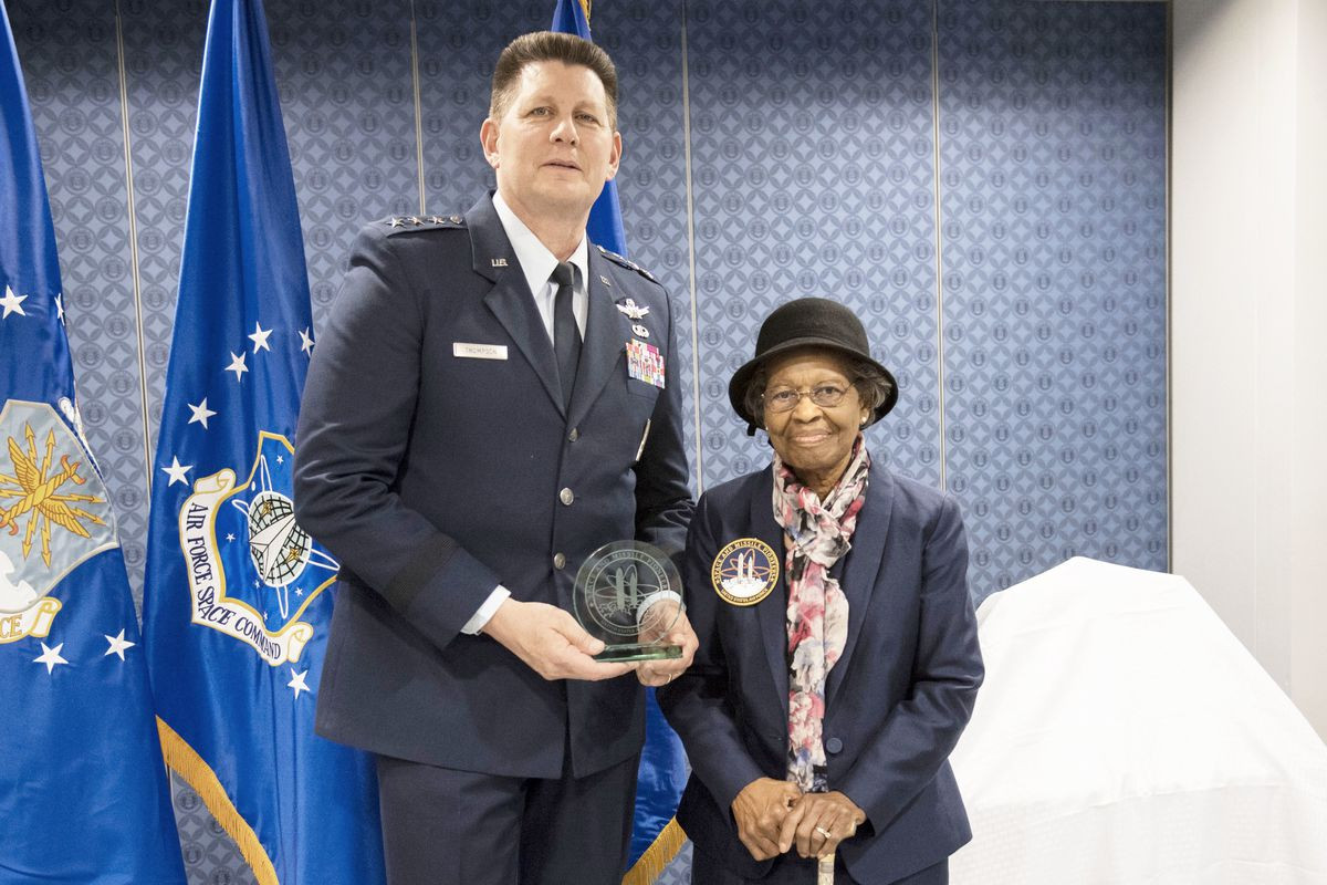 Về sau, bà West lập trình ra một chiếc máy tính của IBM để tạo thành một hệ thống tính toán chính xác hơn.