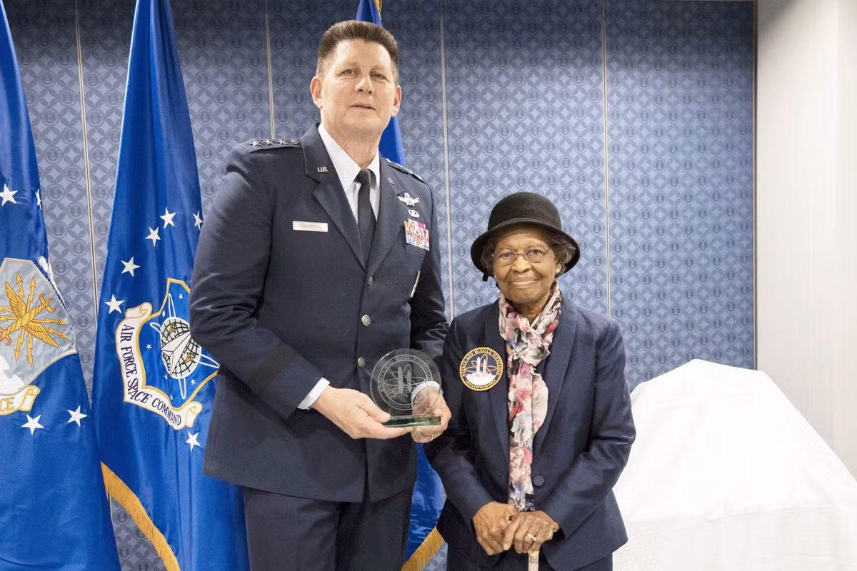 Về sau, bà West lập trình ra một chiếc máy tính của IBM để tạo thành một hệ thống tính toán chính xác hơn.