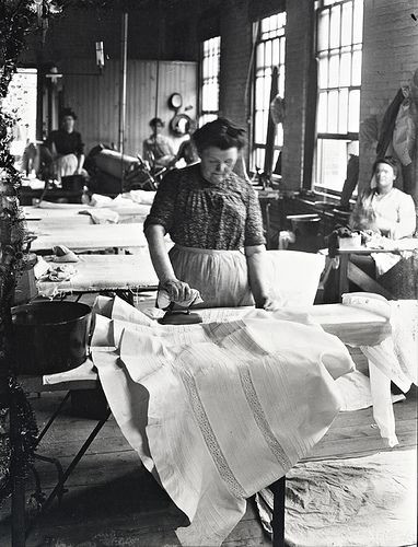 Ngày nay, hầu hết trong mỗi gia đình đều có bàn ủi để là phẳng những bộ quần áo giúp người mặc chỉn chu khi ra đường.