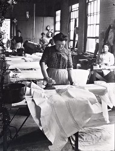 Ngày nay, hầu hết trong mỗi gia đình đều có bàn ủi để là phẳng những bộ quần áo giúp người mặc chỉn chu khi ra đường.