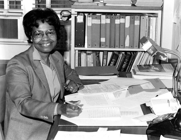 Công việc của Tiến sĩ Gladys West tại Trung tâm Tác chiến bề mặt hải quân (Naval Surface Warfare Center). Khi ấy, bà là một trong 4 phụ nữ da màu duy nhất làm việc tại cơ quan này. Tại đây, bà phân tích dữ liệu từ vệ tinh và tổng hợp lại theo hình dạng của Trái đất.