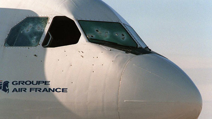 Sau 23 phút đấu súng, lực lượng đặc nhiệm GIGN tiêu diệt 4 tên không tặc và giải cứu toàn bộ con tin an toàn.