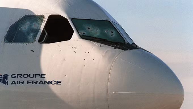 Sau 23 phút đấu súng, lực lượng đặc nhiệm GIGN tiêu diệt 4 tên không tặc và giải cứu toàn bộ con tin an toàn.