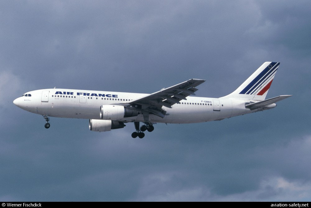 Nhóm không tặc ép phi công lái máy bay đến Paris, Pháp. Tuy nhiên, trong quá trình bay, máy bay hết nhiên liệu nên buộc phải hạ cánh ở Marseilles.