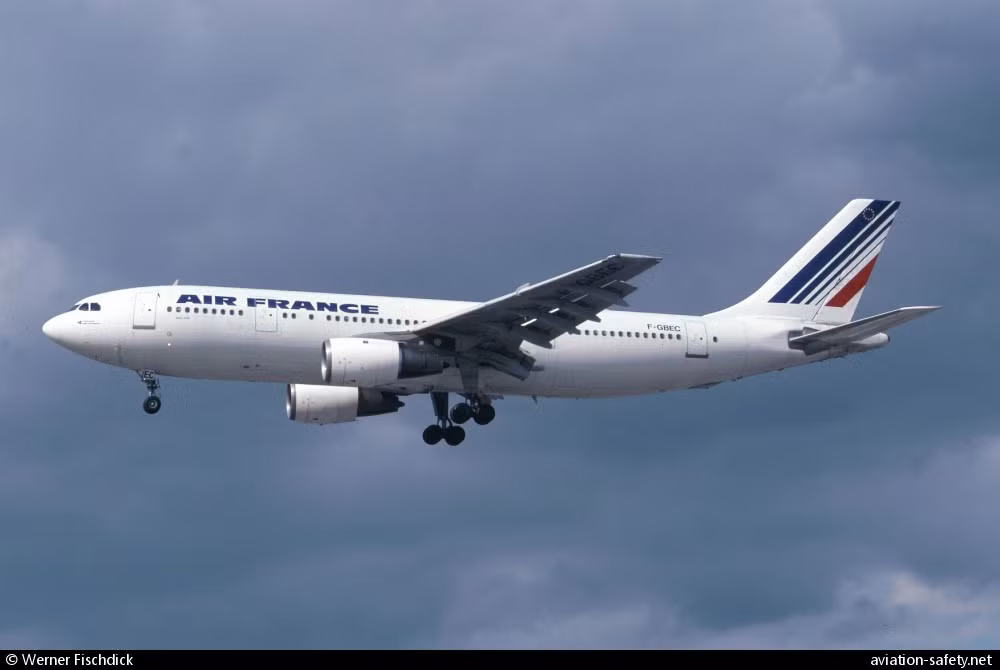 Nhóm không tặc ép phi công lái máy bay đến Paris, Pháp. Tuy nhiên, trong quá trình bay, máy bay hết nhiên liệu nên buộc phải hạ cánh ở Marseilles.