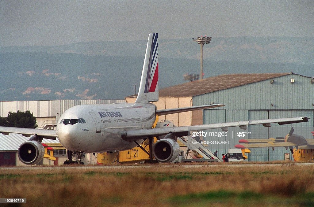 Trong quá trình yêu cầu giới chức trách Algeria thả 2 thủ lĩnh của GIA, nhóm tội phạm giết 2 hành khách.