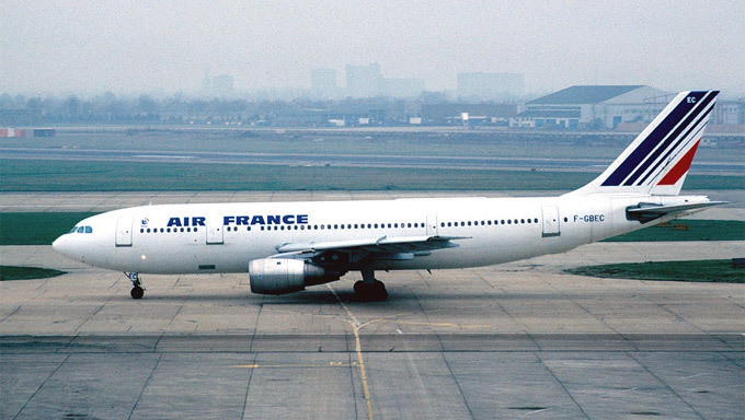 Vào ngày 24/12/1994, một vụ cướp máy bay xảy ra gây chấn động dư luận thế giới. Vào ngày hôm ấy, nhóm Hồi giáo vũ trang (GIA) đóng giả cảnh sát cướp một máy bay có số hiệu 8969 của hãng hàng không Air France khi nó chuẩn bị khởi hành từ Algiers tới Paris, Pháp.