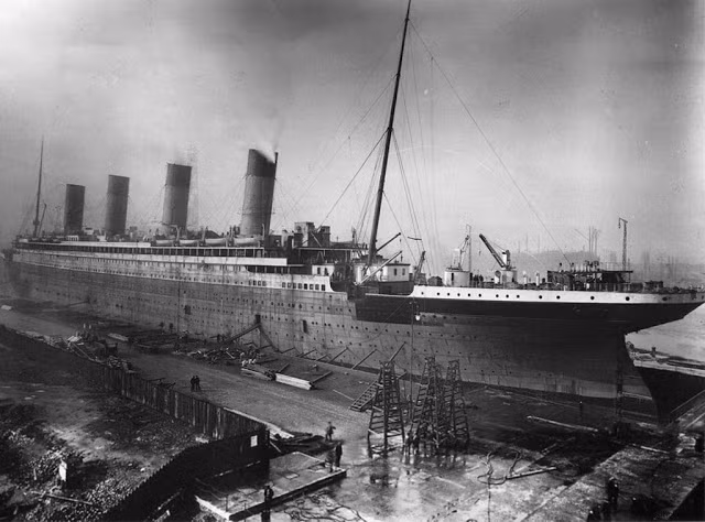 Hàng trăm công nhân làm việc liên tục từ năm 1909 để hoàn thành quá trình đóng tàu và cho chạy thử nghiệm tàu Titanic vào đầu năm 1912.