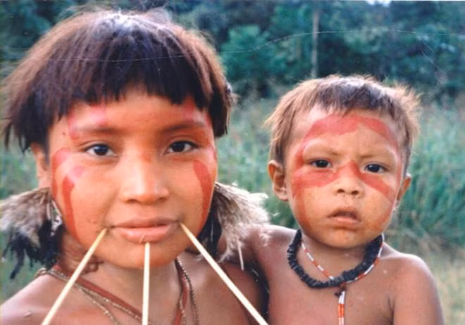 Người Yanomami có truyền thống làm đẹp kỳ dị trong những dịp lễ quan trọng. Ngoài việc trang trí bằng hình vẽ kỳ dị màu đen đỏ, họ còn dùng đũa tre hay que tre xiên qua mũi, cằm hoặc má.