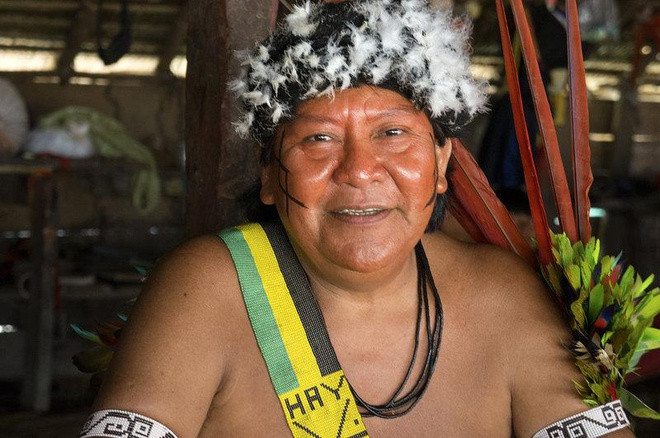 Theo Daily Mail, người Yanomami được phát hiện vào năm 1929. Đến nay, bộ tộc này vẫn sống hoang dã như hàng nghìn năm trước. Họ sử dụng nhiều ngôn ngữ khác nhau, tùy từng huyết thống gia đình, như Yanoma, Sanuma, Ninam và Yanam.