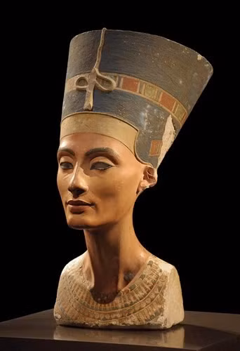 Pharaoh kế nhiệm Akhenaten đã khôi phục lại tôn giáo đa thần ở Ai Cập. Vì vậy, Nữ hoàng Nefertiti không thể giữ vững địa vị của mình và bị đuổi khỏi hoàng cung.