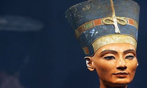 Được mệnh danh là Nữ hoàng đẹp nhất Ai Cập, Nefertiti nổi tiếng sử sách với cuộc đời nhiều bí ẩn. Nữ hoàng Nefertiti được cho là sinh vào khoảng năm 1370 trước Công nguyên. Bà là cháu gái hoặc con gái của một quan chức cao trong vương triều Ai Cập có tên là Ay.