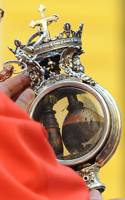 Cụ thể, lọ máu của Thánh Januarius được bảo quản trong nhà thờ chính tòa Naples ở Italy. Thánh Januarius hay còn gọi Gennaro (270 - 305 sau Công nguyên) là một giám mục của giáo phận Benevento, gần Naples.