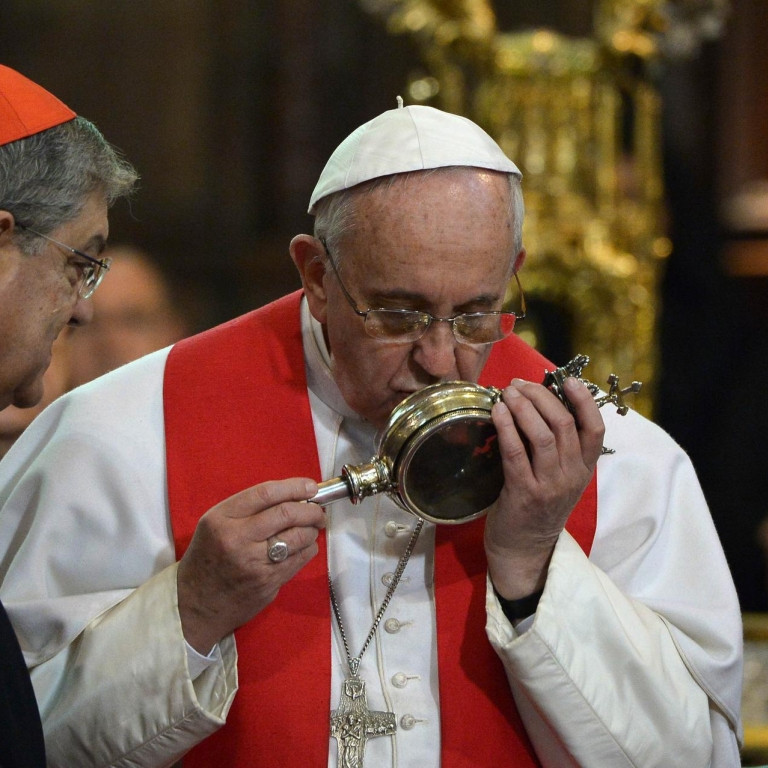 Duy chỉ có 2 năm máu của vị thánh này không thay đổi. Đó là những năm xảy ra những sự kiện tồi tệ.