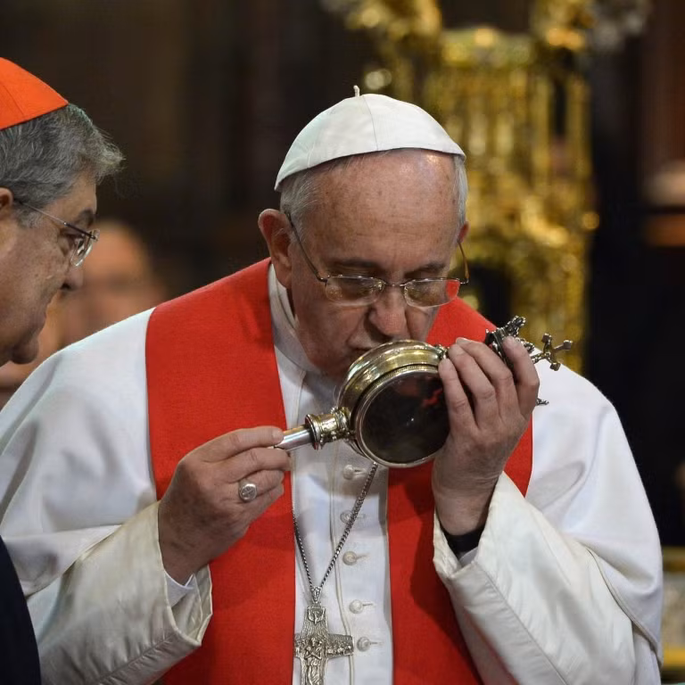 Duy chỉ có 2 năm máu của vị thánh này không thay đổi. Đó là những năm xảy ra những sự kiện tồi tệ.