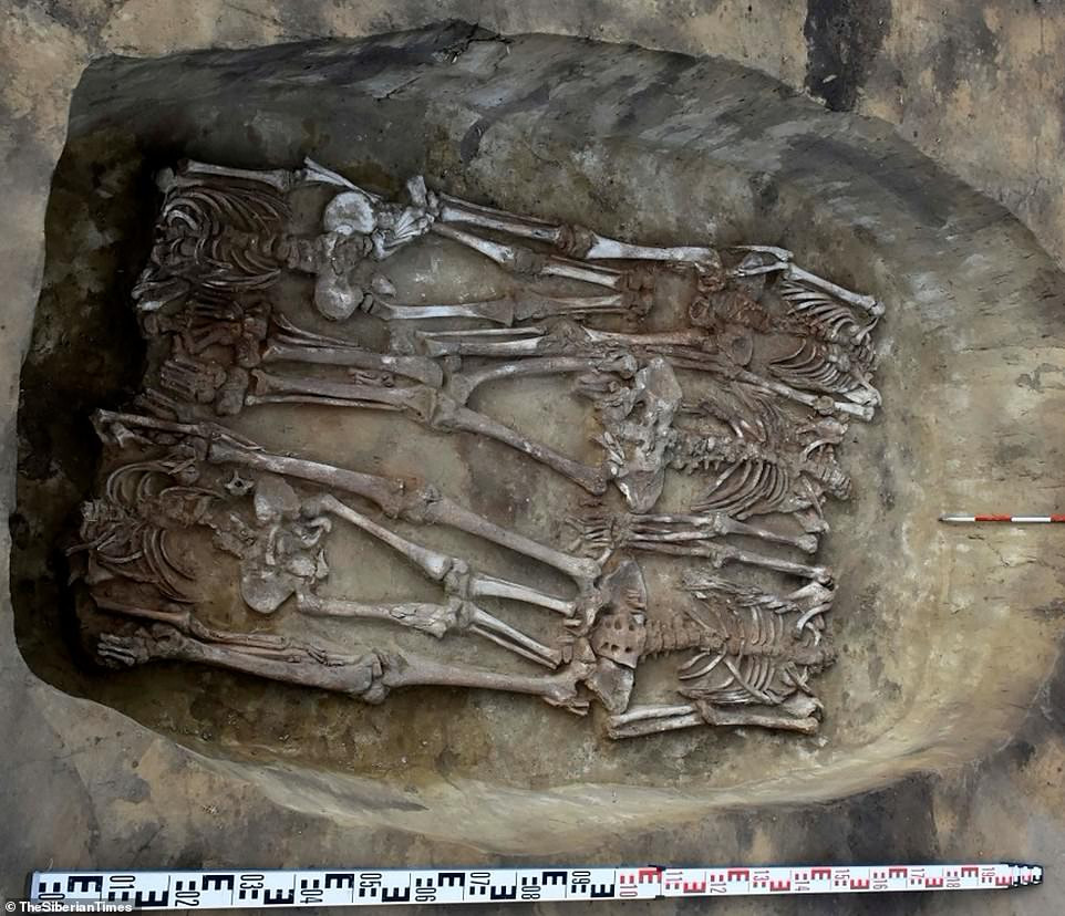 Tại địa điểm Ust-Tartas 2 thuộc vùng Novosibirsk, Nga, các nhà khảo cổ khai quật được một ngôi mộ tập thể có niên đại khoảng 5.000 năm tuổi chứa hài cốt của 5 người.