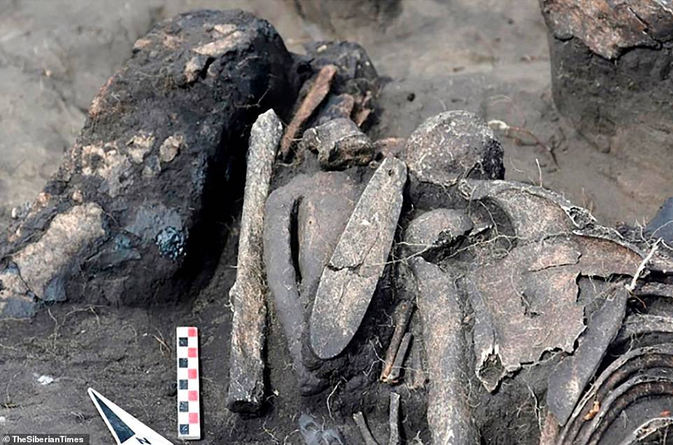 Thi hài người phụ nữ này gối đầu lên bụng của một người đàn ông. Các chuyên gia suy đoán đây có thể là một cặp tình nhân.