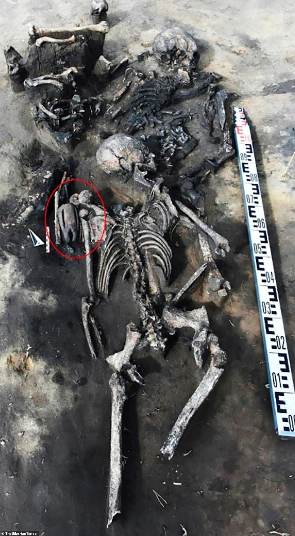 Cũng tại khu vực phát hiện ngôi mộ tập thể này, các chuyên gia phát hiện một mộ cổ khác cũng có niên đại 5.000 năm tuổi. Bên trong ngôi mộ có một bức tượng nhỏ bằng đất sét đặt trên vai hài cốt một phụ nữ.