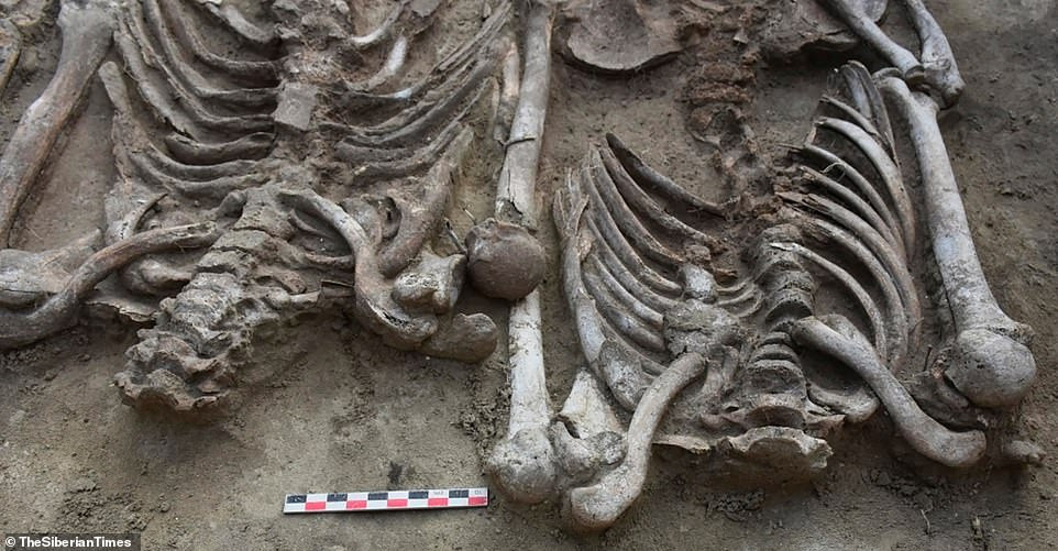 Căn cứ vào niên đại của ngôi mộ cộng với việc thi hài không nguyên vẹn, niới chuyên gia hoài nghi số hài cốt này thuộc về nền văn hóa Odinov.