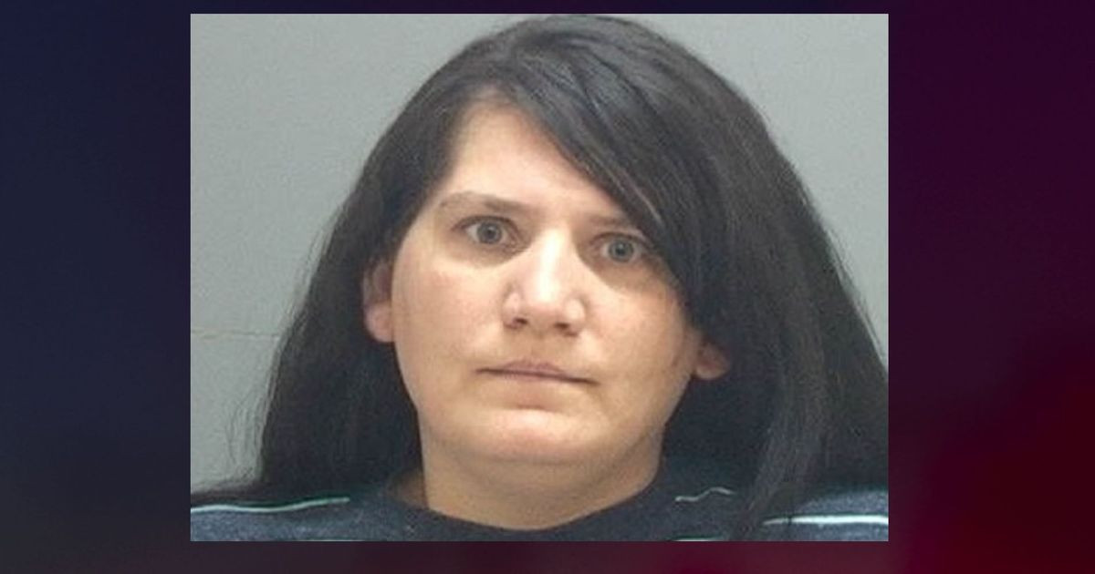 Khi đi cướp ngân hàng, Perkins mặc quần ngủ, khoác chiếc áo tối màu, đeo kính râm và quàng chiếc khăn màu xanh. Đặc biệt, nữ tội phạm này không cần dùng vũ khí để đe dọa nhân viên ngân hàng mà vẫn lấy đi một số tiền lớn.