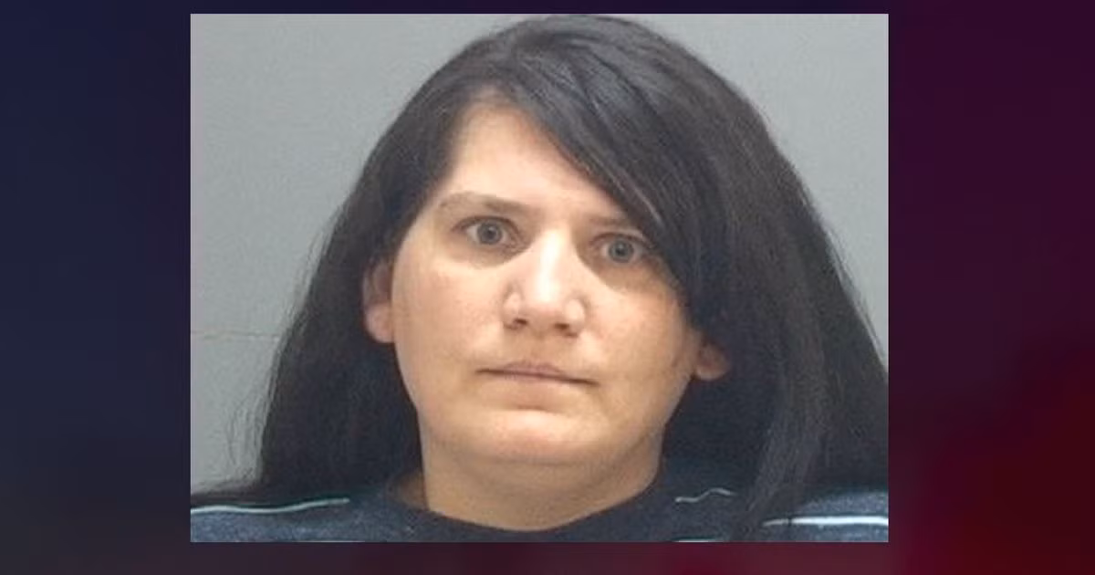 Khi đi cướp ngân hàng, Perkins mặc quần ngủ, khoác chiếc áo tối màu, đeo kính râm và quàng chiếc khăn màu xanh. Đặc biệt, nữ tội phạm này không cần dùng vũ khí để đe dọa nhân viên ngân hàng mà vẫn lấy đi một số tiền lớn.