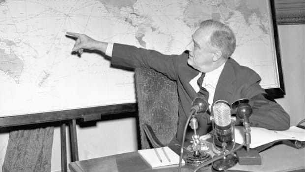 Thêm nữa, khi tham dự tang lễ của chủ tịch Hạ viện William Bankhead vào năm 1940, con đường bên ngoài được chính phủ Mỹ nâng lên bằng với nền nhà thờ. Mục đích là để người dân đứng ở phía ngoài nhà thờ nhìn thấy Tổng thống Roosevelt trông có vẻ như đang tự bước đi.