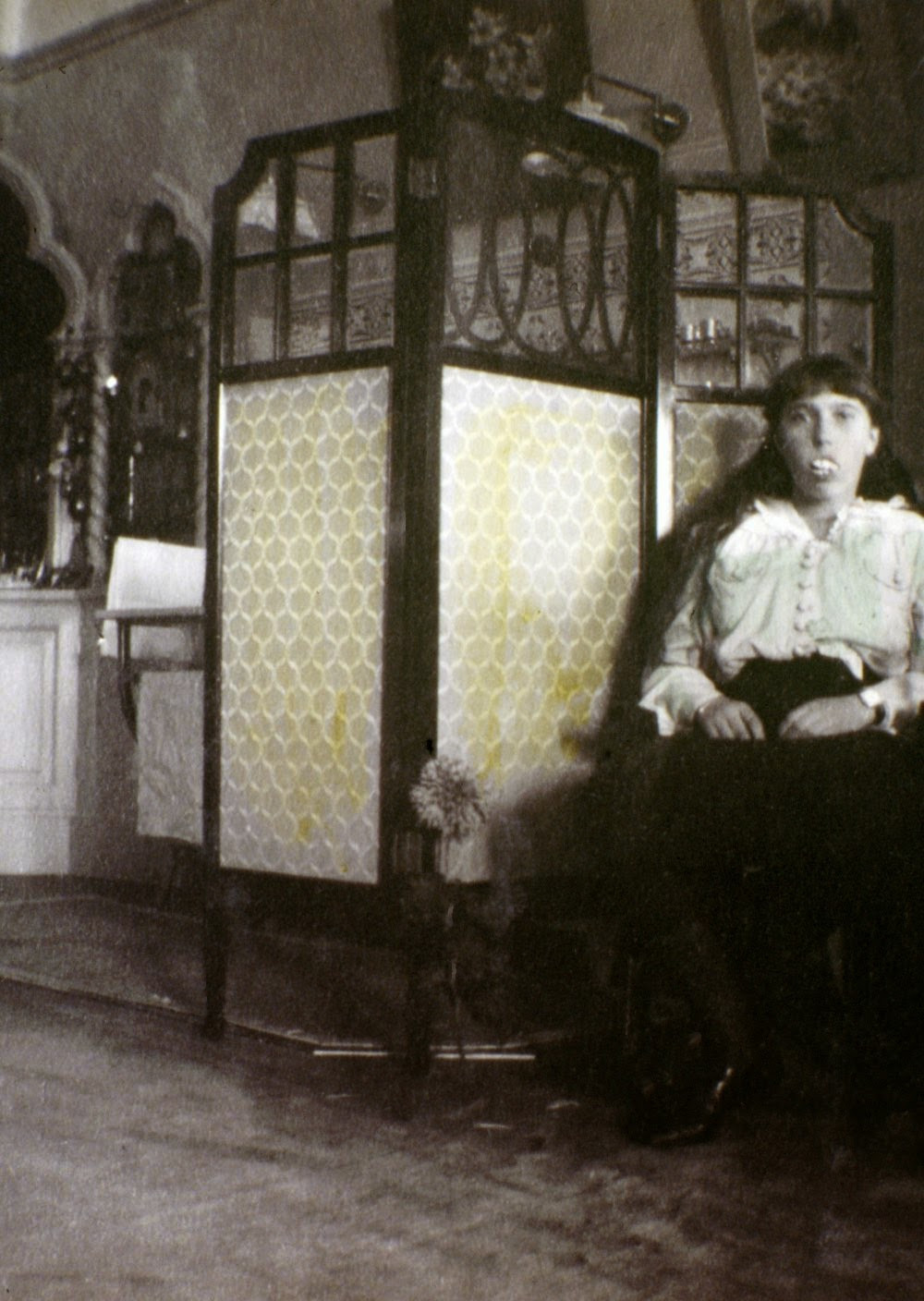 Công chúa Anastasia tinh nghịch khi làm mọi người bật cười với hành động đeo hàm răng giả.