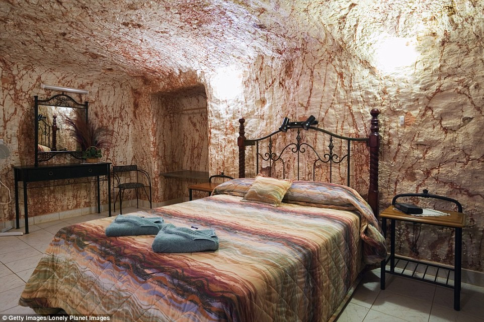 Không những vậy, thị trấn Coober Pedy còn tổ chức lễ hội nhỏ vào cuối mùa hè hàng năm. Đây là dịp người dân tụ tập, ca hát, nhảy múa. Họ cũng tham gia một số hoạt động trên mặt đất.